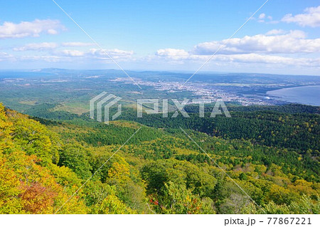 青森県 むつ湾展望台からむつ市街と陸奥湾方面を望む 青森県 むつ湾展望台からむつ市街と陸奥湾方面を望む 77867221