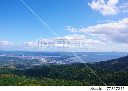 青森県　むつ湾展望台からむつ市街と陸奥湾方面を望む 77867225