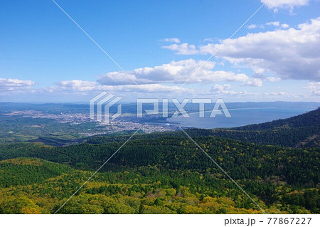 青森県　むつ湾展望台からむつ市街と陸奥湾方面を望む 77867227