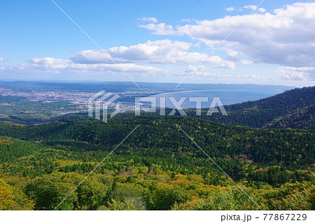 青森県　むつ湾展望台からむつ市街と陸奥湾方面を望む 77867229