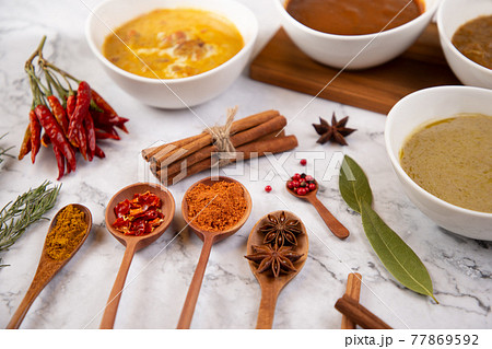 大理石に並べた香辛料と4種類のカレー 77869592