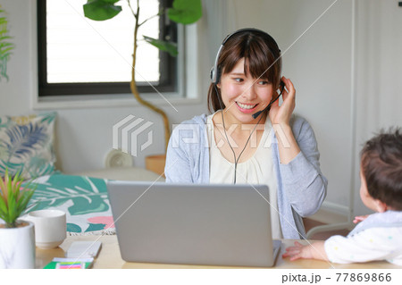 自宅でオンラインミーティング_子供に気を取られる母親 自宅でオンラインミーティング_子供に気を取られる母親 77869866