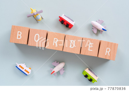 ボーダー、国境|「BORDER」と書かれた積み木と乗り物のおもちゃ ボーダー、国境|「BORDER」と書かれた積み木と乗り物のおもちゃ 77870836
