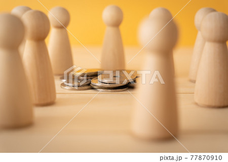 資本主義、お金に群がる人たち｜お金と人型のオブジェ 77870910