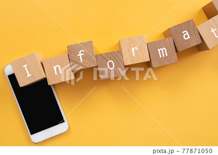 スマホから情報流出、プライバシーの侵害|「Information」と書かれた積み木とスマートフォン スマホから情報流出、プライバシーの侵害|「Information」と書かれた積み木とスマートフォン 77871050