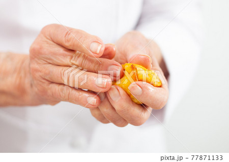 Senior woman preparing a traditional dish from el Valle del Cauca in Colombia called aborrajado 77871133