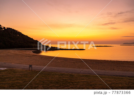 夕暮れの海岸 77873366