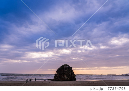島根県出雲市　夕方の稲佐の浜で散歩する人 77874793