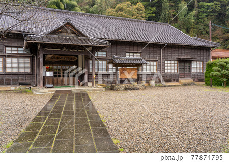 島根県大田市　雨降りの石見銀山資料館である大森代官所跡 77874795