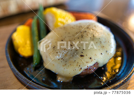 チーズが乗ったハンバーグ 77875036