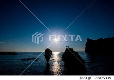 えびす岩と朝日  北海道余市町の観光イメージ 77875339