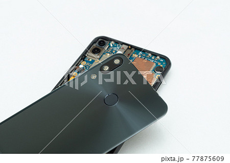 スマートフォン修理のイメージ  白背景・広いコピースペース 77875609