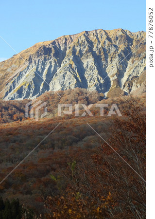 鍵掛峠から見た紅葉の大山 77876052