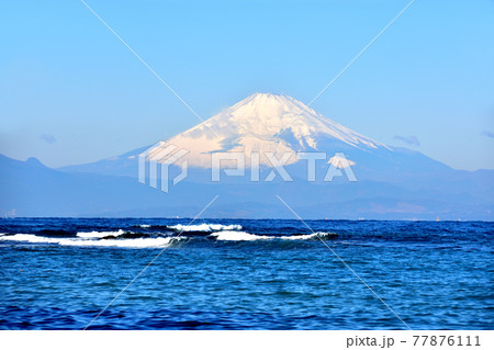 富士山と白波 77876111