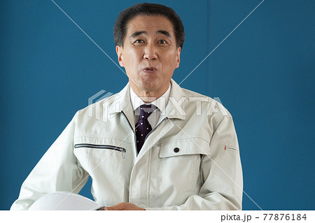 作業着で働く中高年男性 77876184