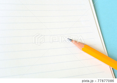 新品の横罫線のノートと鉛筆・ブルー背景 新品の横罫線のノートと鉛筆・ブルー背景 77877086