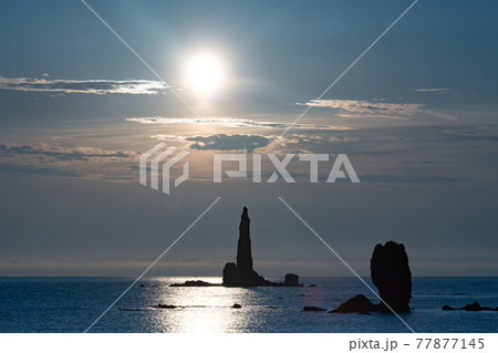 朝日を浴びるローソク岩のシルエット  北海道余市町 77877145