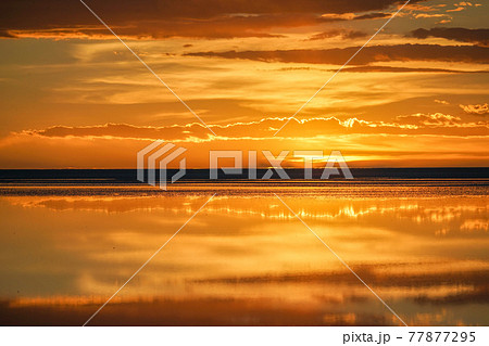 ウユニ塩湖の夕日 77877295