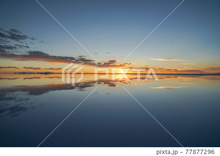 ウユニ塩湖の夕日 77877296