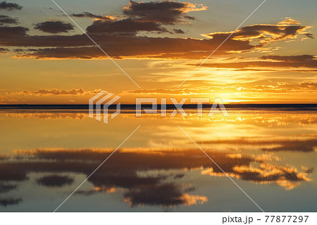 ウユニ塩湖の夕日 77877297