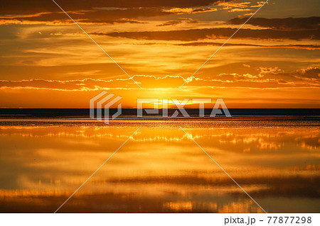 ウユニ塩湖の夕日 77877298