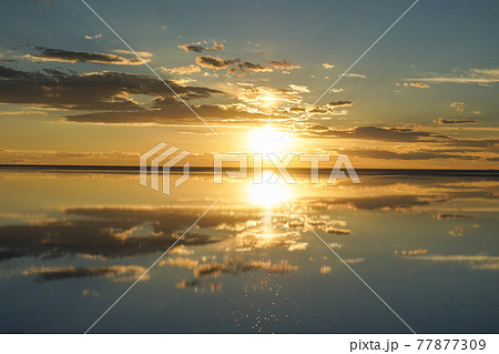 ウユニ塩湖の夕日 77877309