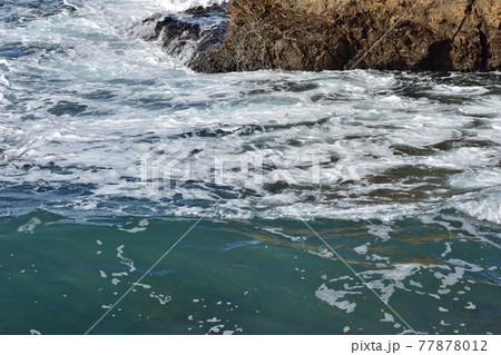秋谷海岸に打ち寄せる白波 77878012