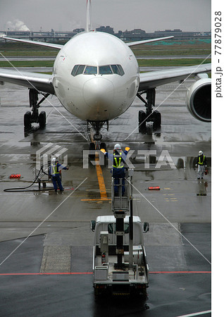 雨の空港に到着後、誘導される飛行機 雨の空港に到着後、誘導される飛行機 77879028