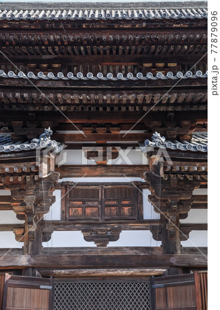 東寺金堂小窓を見る中央上部 77879096