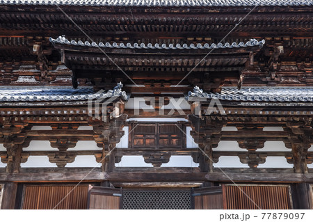 東寺金堂小窓を見る中央上部 77879097