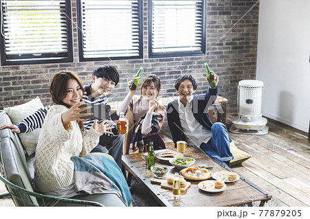 ホームパーティーをする若者 77879205