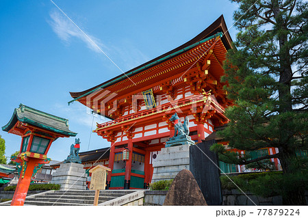 京都　伏見稲荷大社の楼門 77879224