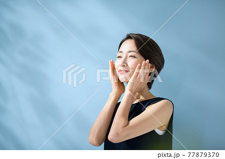 ビューティー　夏　紫外線　ミドル女性 77879370