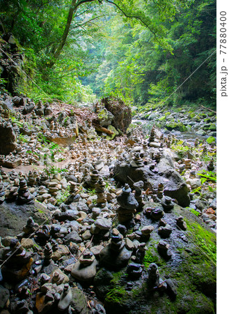 宮崎県　天安河原宮　石積みされる願掛けの痕跡 77880400