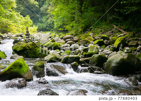 宮崎県 高千穂峡の願掛け 石積み風景 宮崎県 高千穂峡の願掛け 石積み風景 77880403