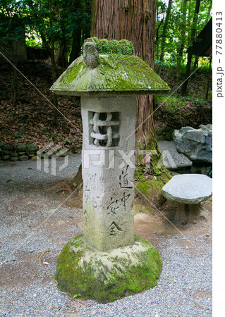 宮崎県 高千穂 灯籠にふくろうが乗っかる天岩戸神社の写真素材