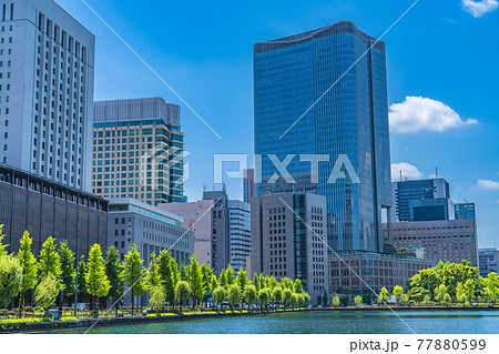 東京の都市風景 日比谷濠と日比谷方面の高層ビル群 77880599