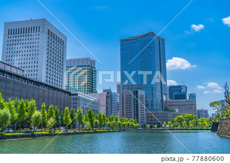 東京の都市風景 日比谷濠と日比谷方面の高層ビル群 77880600