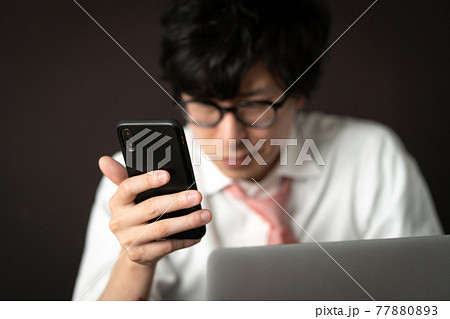 ビジネスマン オフィス スマホ ビジネスマン オフィス スマホ 77880893