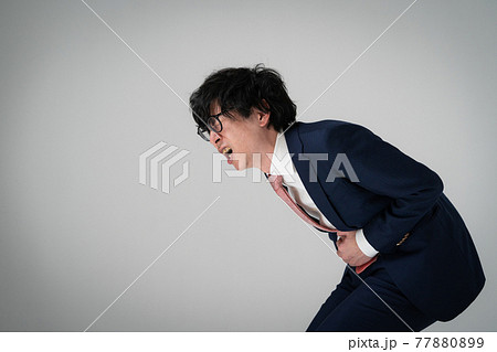 ビジネスマン　腹痛 77880899