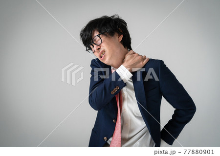 ビジネスマン　肩こり　疲れ 77880901