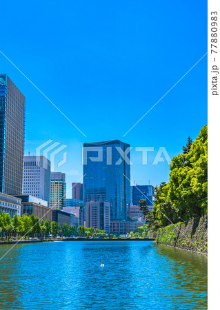東京の都市風景 馬場先濠と丸の内・日比谷方面の高層ビル群 東京の都市風景 馬場先濠と丸の内・日比谷方面の高層ビル群 77880983