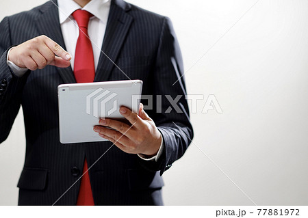 タブレットを持つビジネスマン 77881972