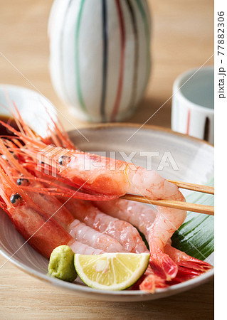 器に盛り付けた甘海老 77882306