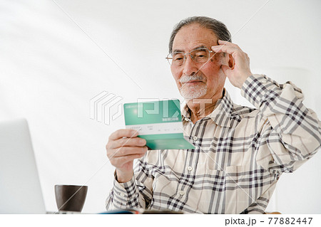 シニア男性 終活 通帳 シニア男性 終活 通帳 77882447