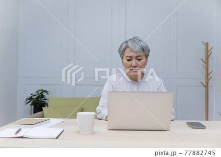 女性 メス 女の人 77882745