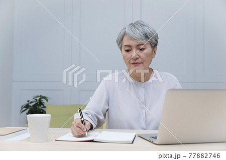 女性 メス 女の人 77882746