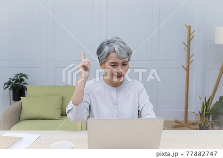 女性 メス 女の人 77882747