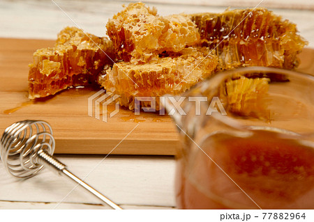 はちみつが詰まっている蜂の巣 はちみつが詰まっている蜂の巣 77882964