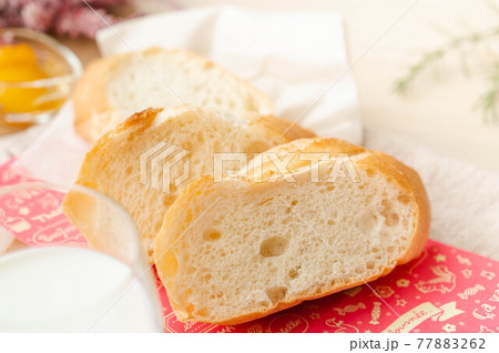 スライスしたバタール 77883262